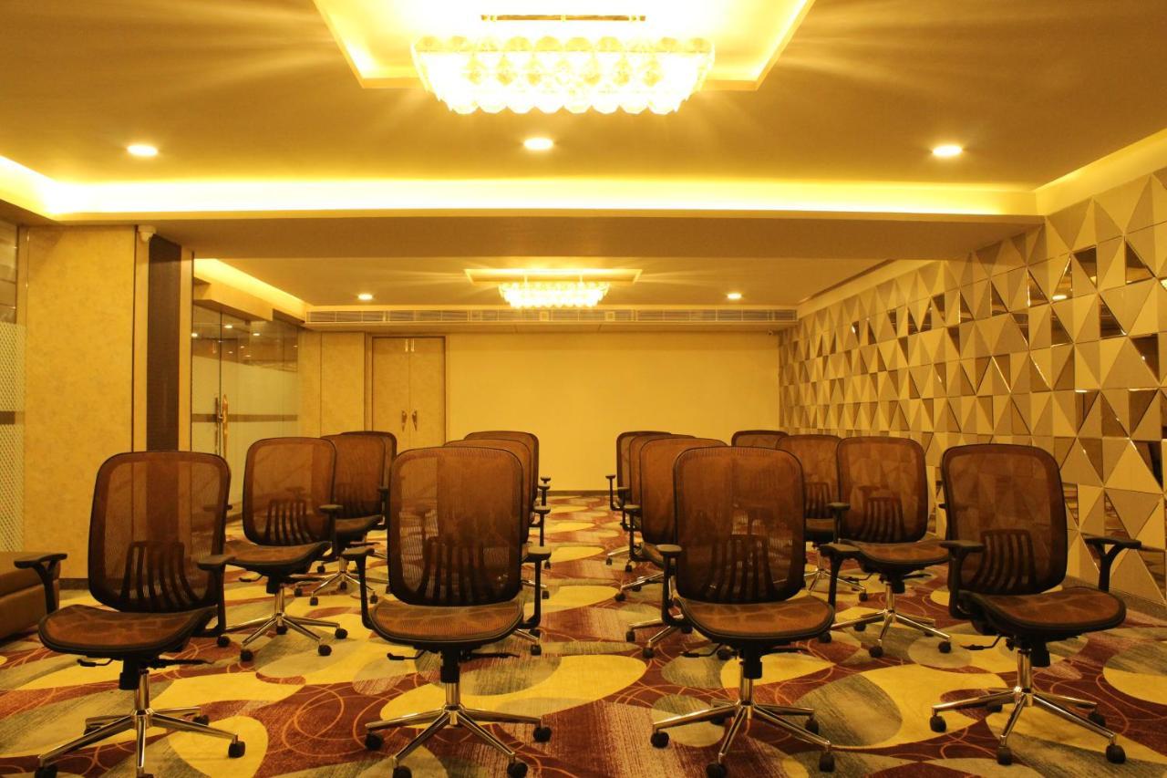 Zip By Spree Hotels Surat Exterior foto