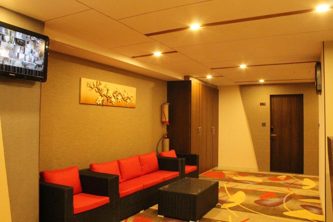 Zip By Spree Hotels Surat Exterior foto