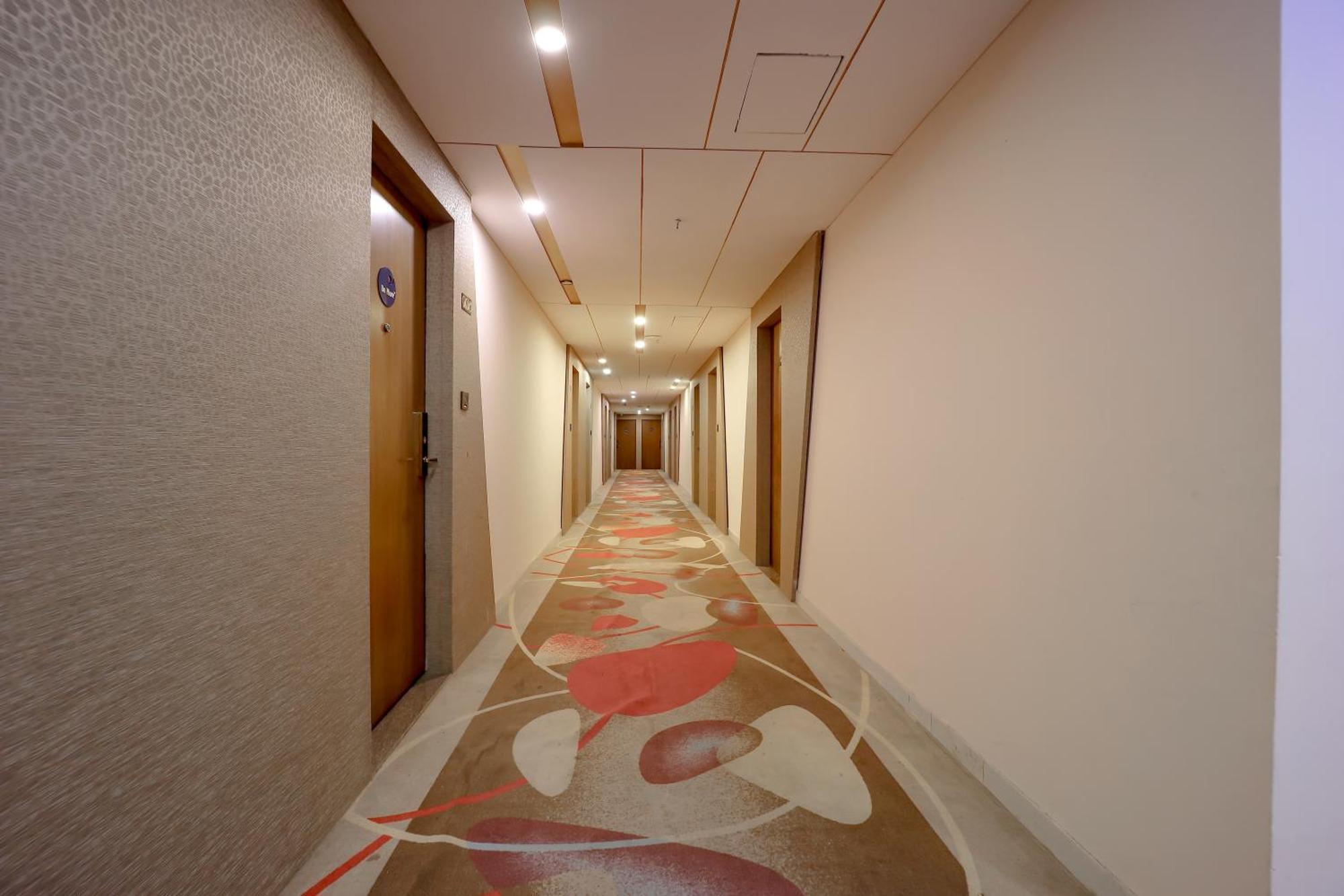 Zip By Spree Hotels Surat Exterior foto