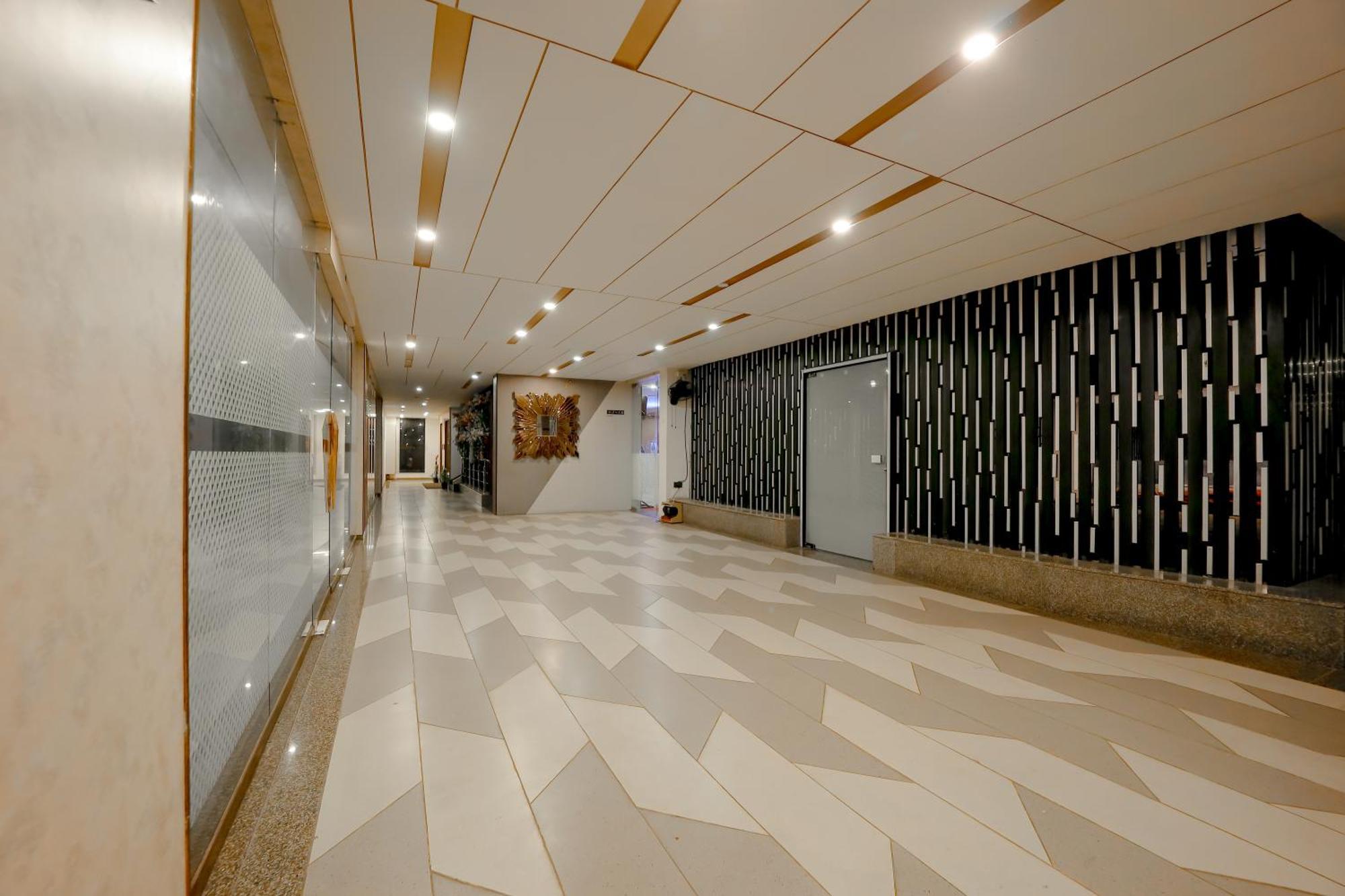 Zip By Spree Hotels Surat Exterior foto