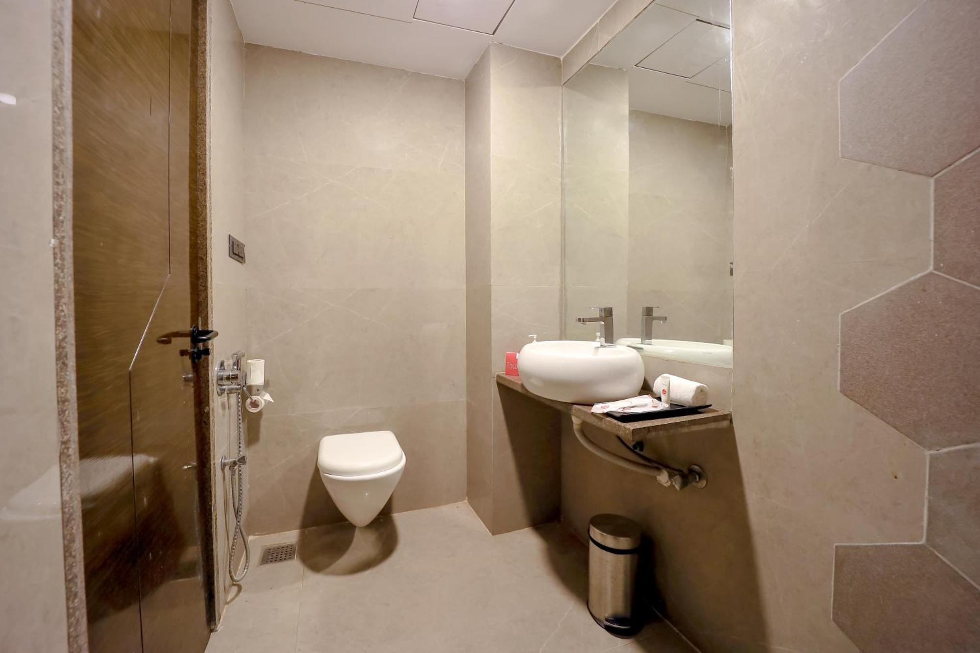 Zip By Spree Hotels Surat Exterior foto