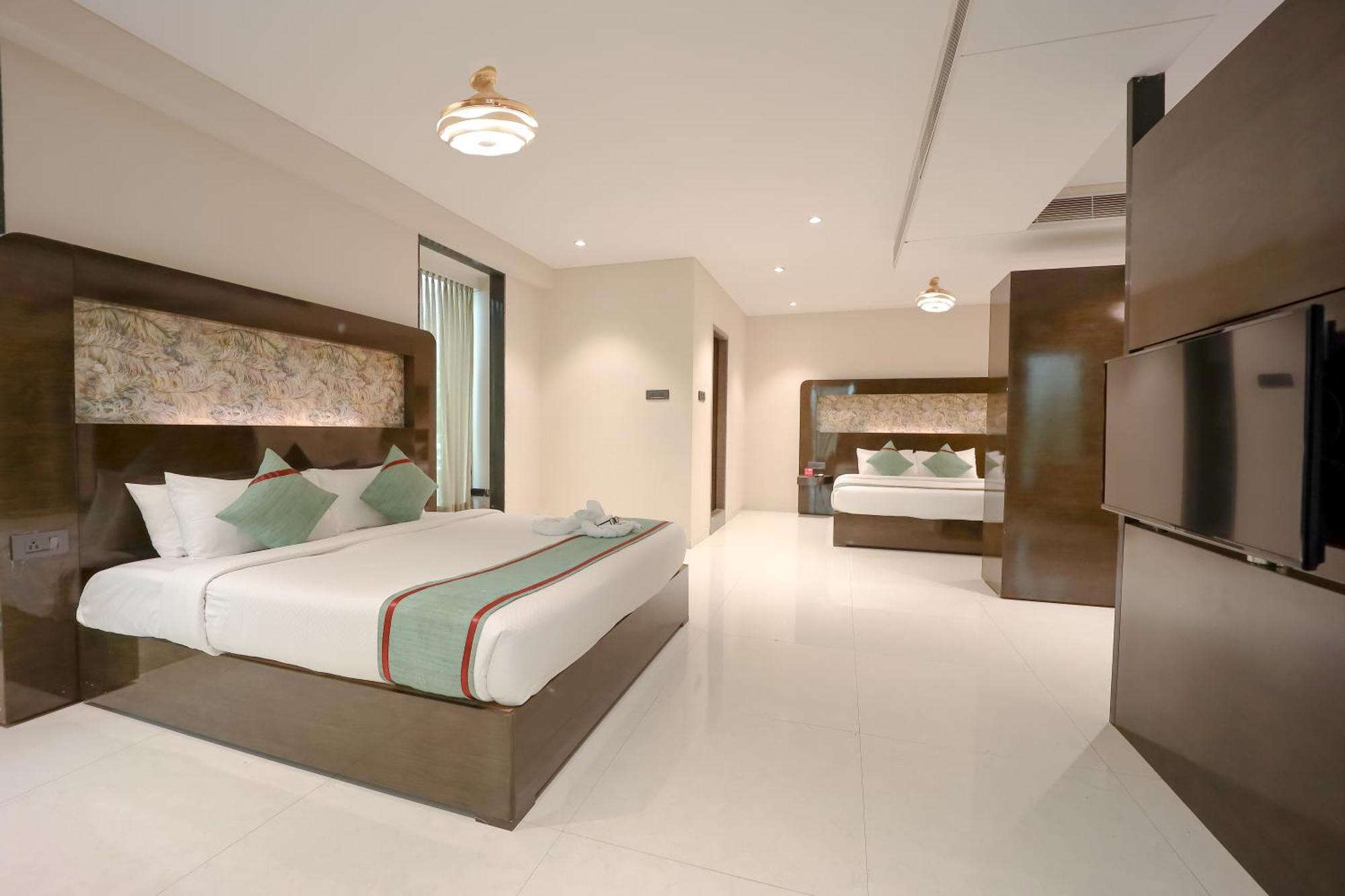 Zip By Spree Hotels Surat Exterior foto