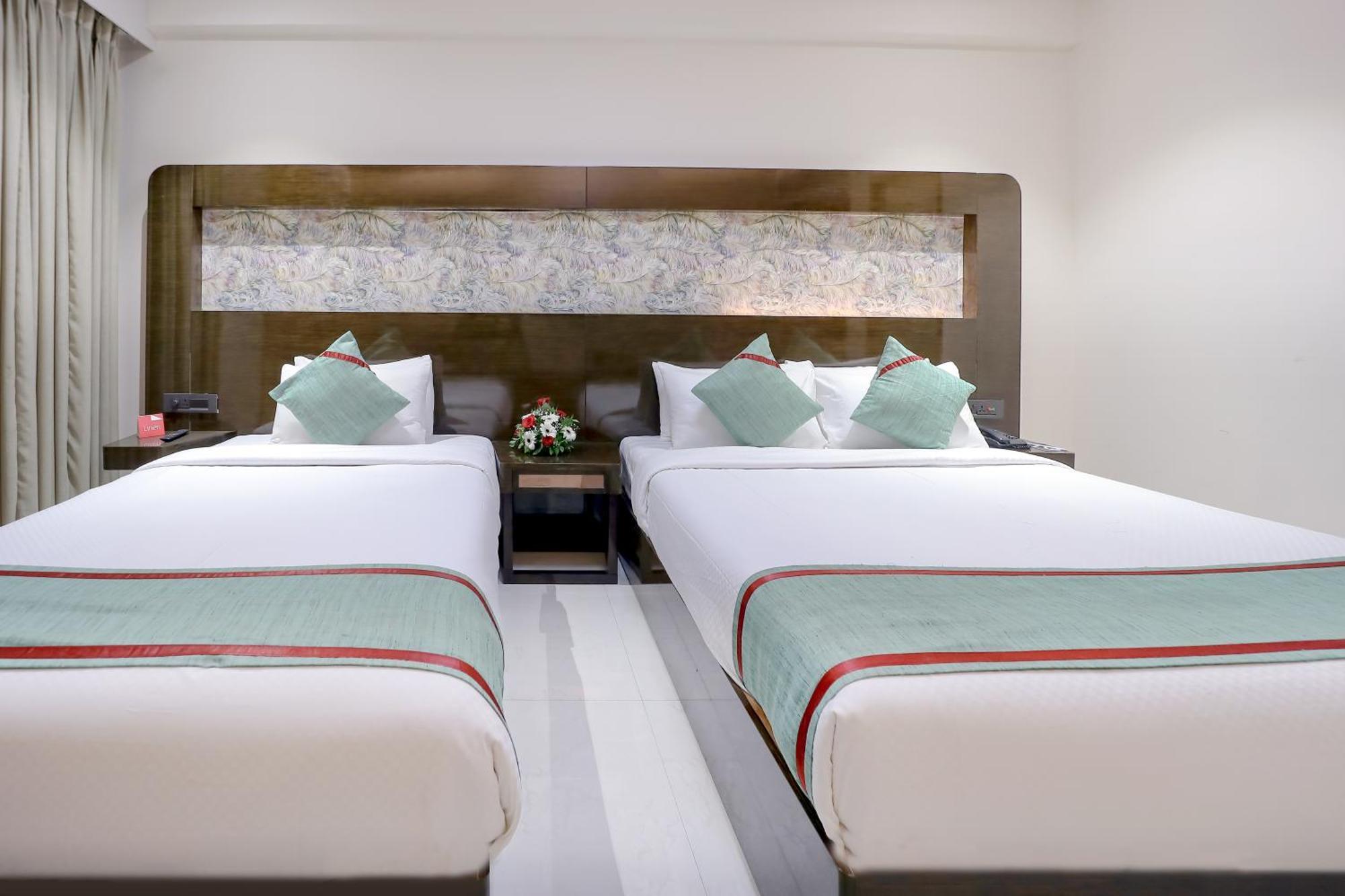 Zip By Spree Hotels Surat Exterior foto
