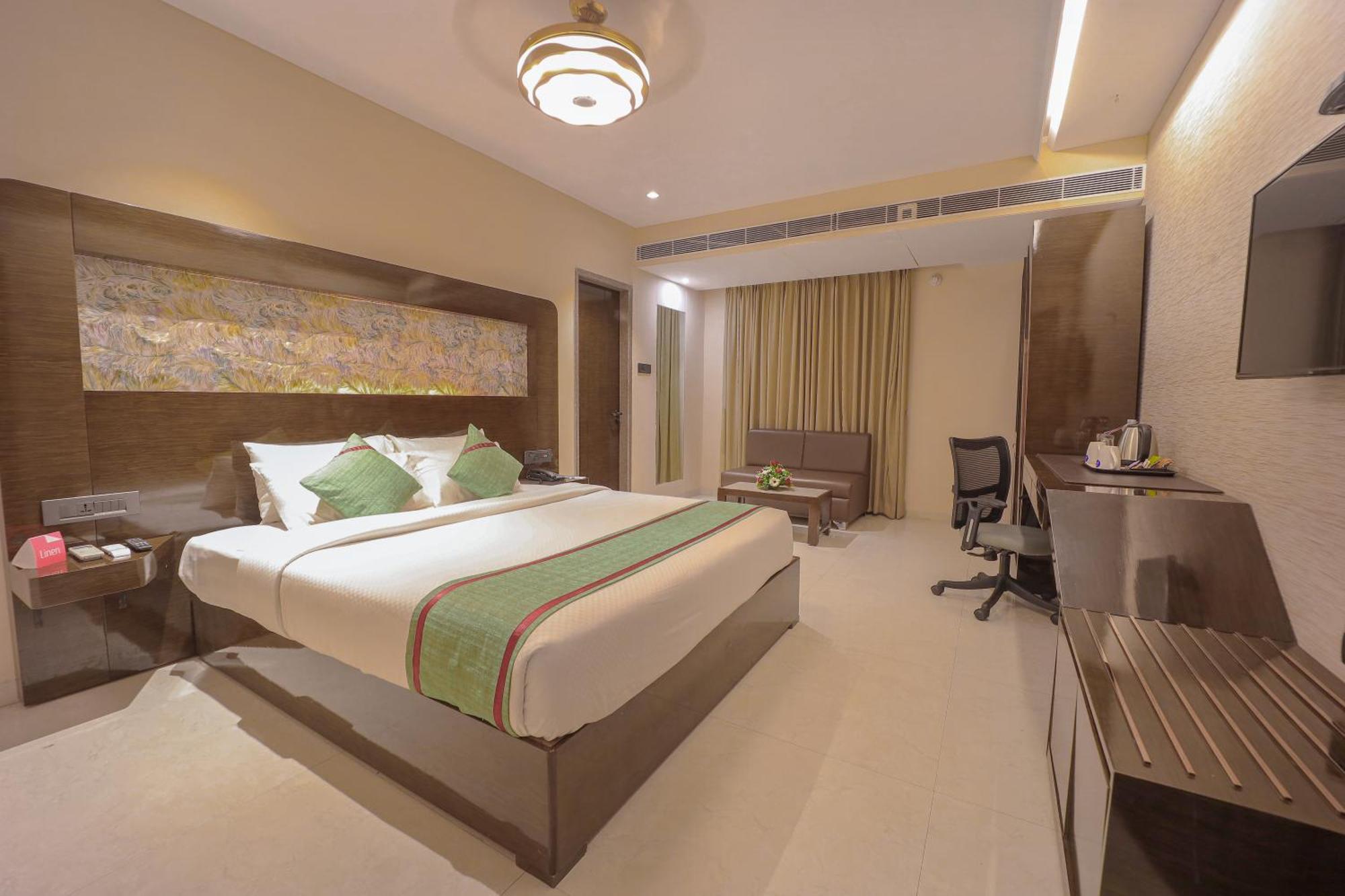Zip By Spree Hotels Surat Exterior foto